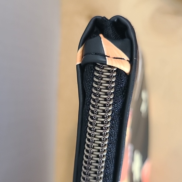 Pokemon Charmander Bundle: Makeup Bag and Crew Socks - Picture 11 of 16